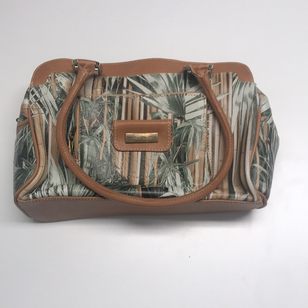 Gorgeous purse.